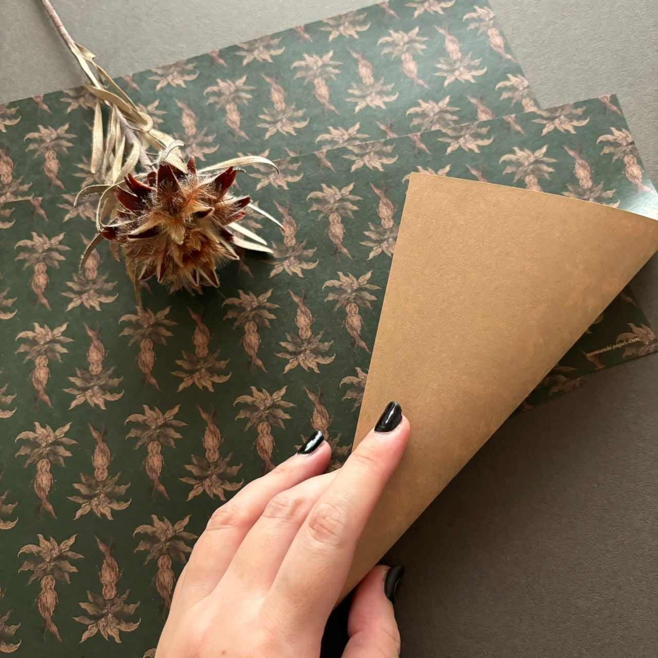 マンドラゴラ 深い森のクラフトペーパー