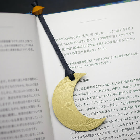 そろばん珠と革のしおり〈三日月〉