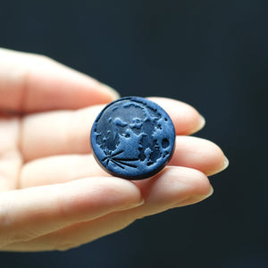 Leather Moon ピンブローチ 中サイズ〈ブルームーン〉 – 宙フェス夜市