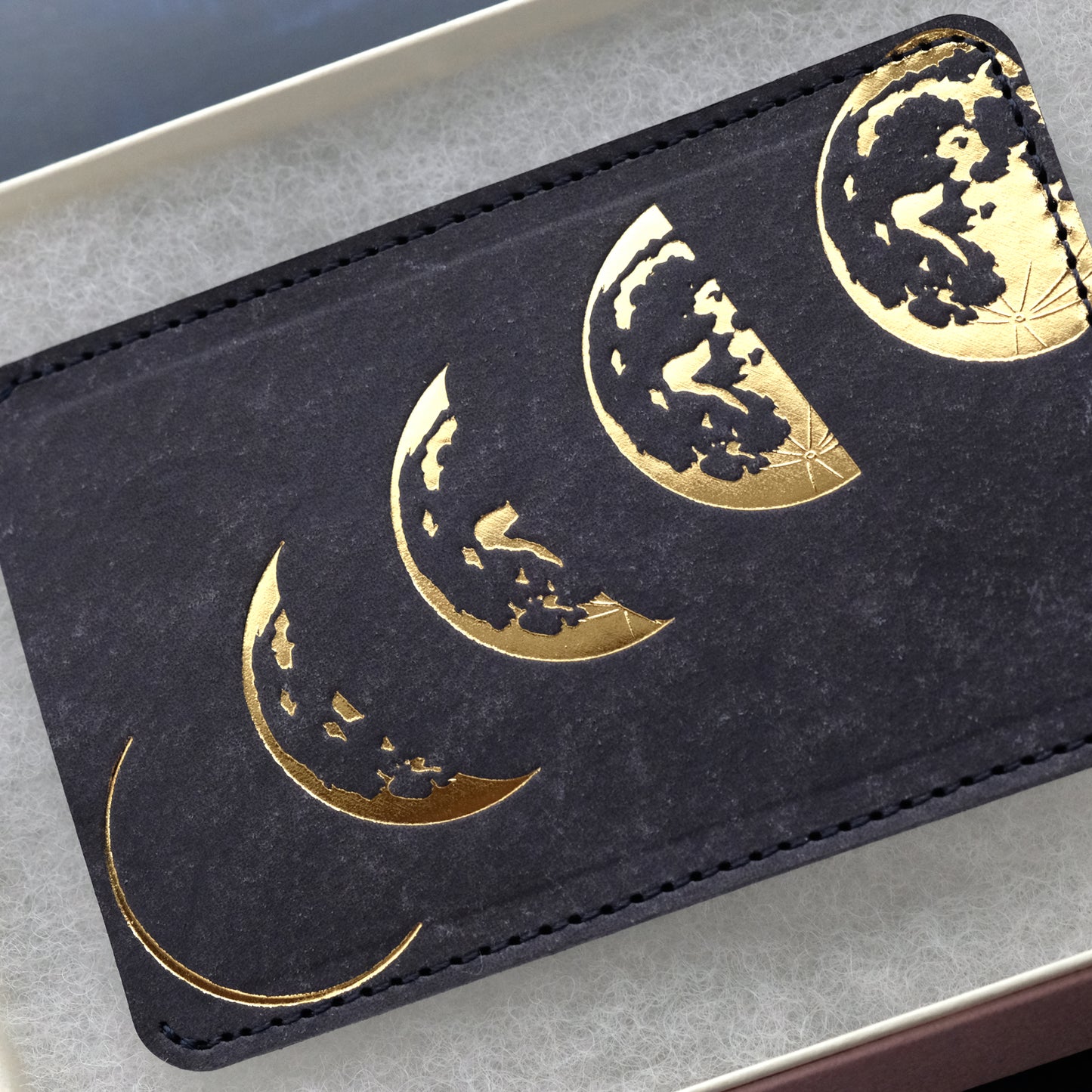 月の満ち欠け レザーパスケース