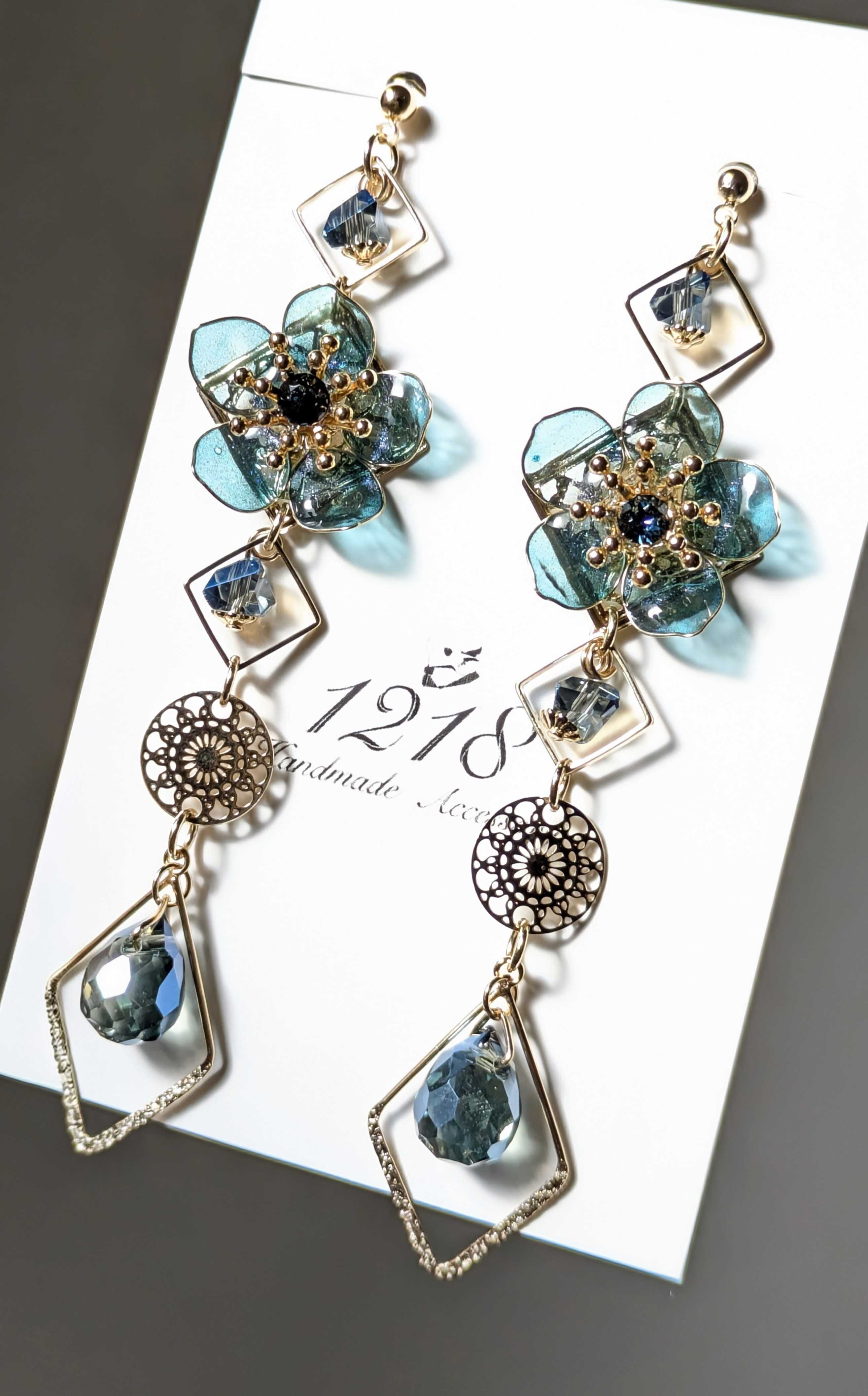 【天然石】青み系華やかなロング✴︎ピアス⭐︎NO.335 夜の花は青く染まる イヤリング・ピアス – 宙フェス夜市