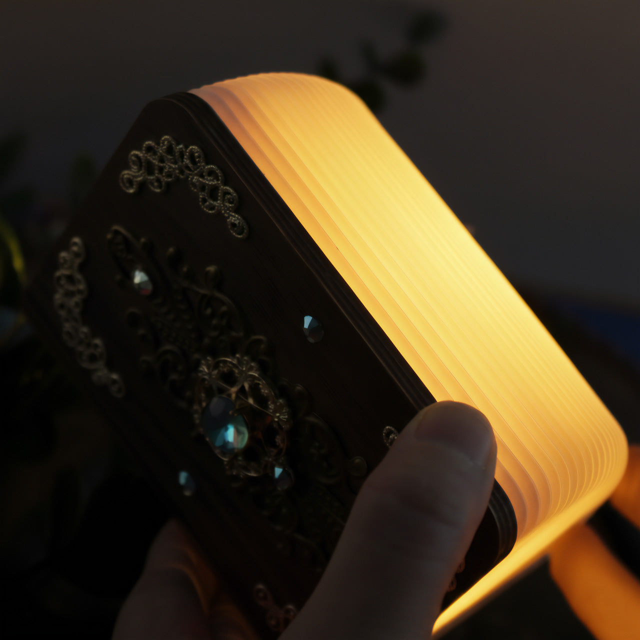 光る魔法の書 ～ 本型LEDライト