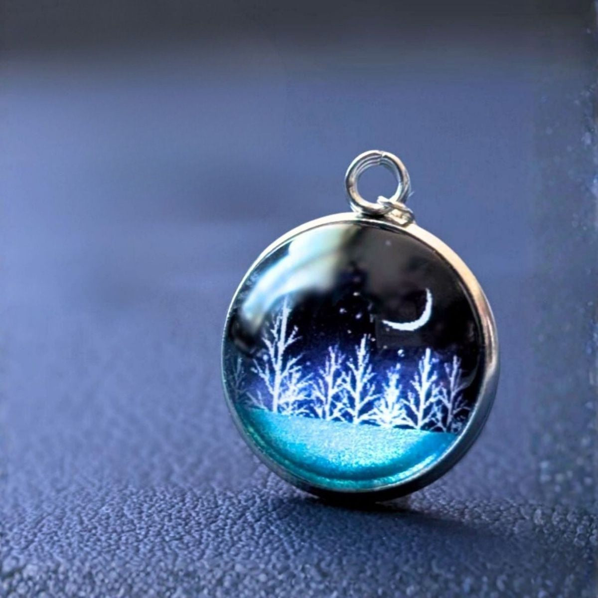 雪夜のペンダント