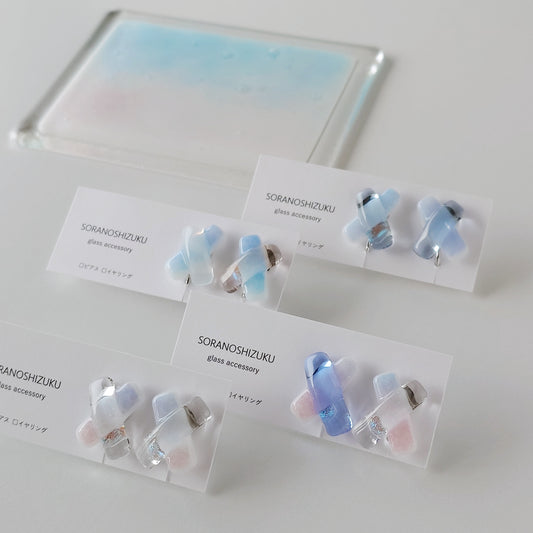空色ガラスのクロスイヤリング