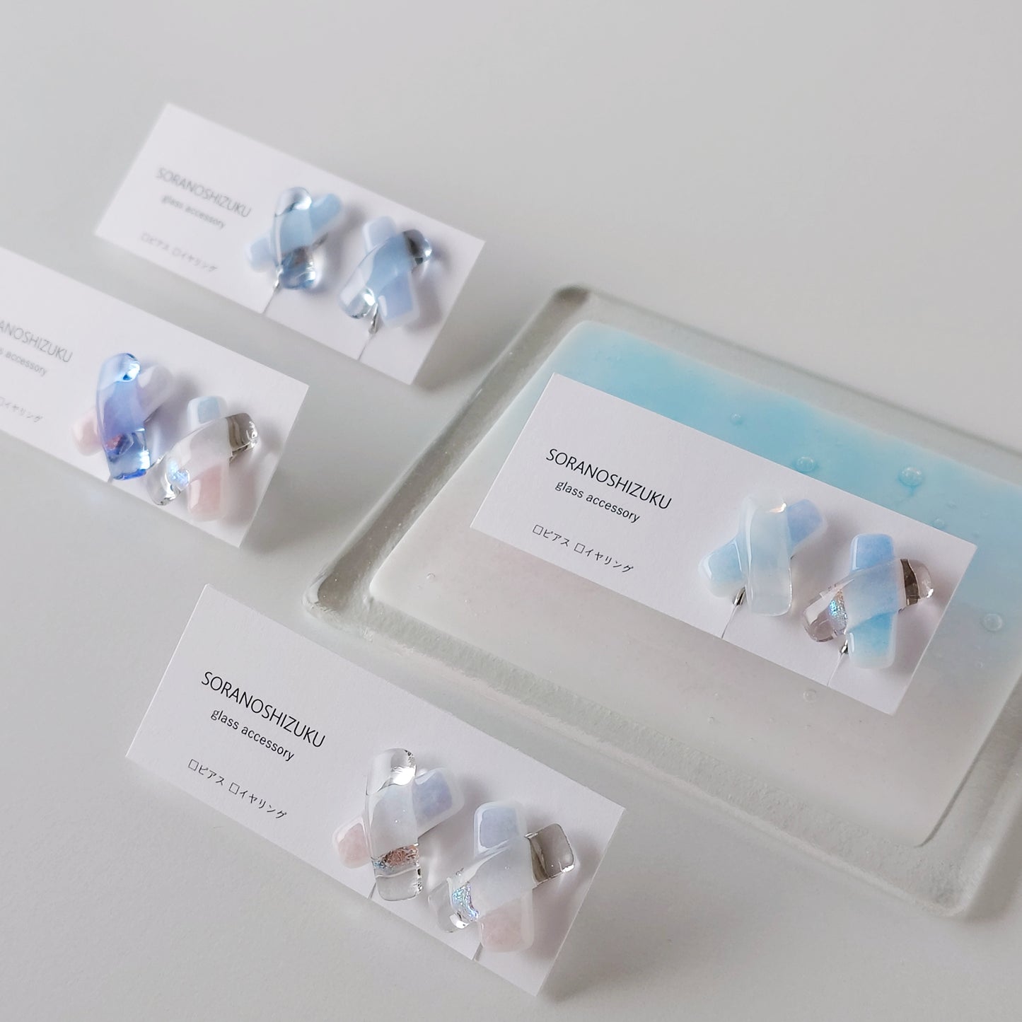 空色ガラスのクロスイヤリング