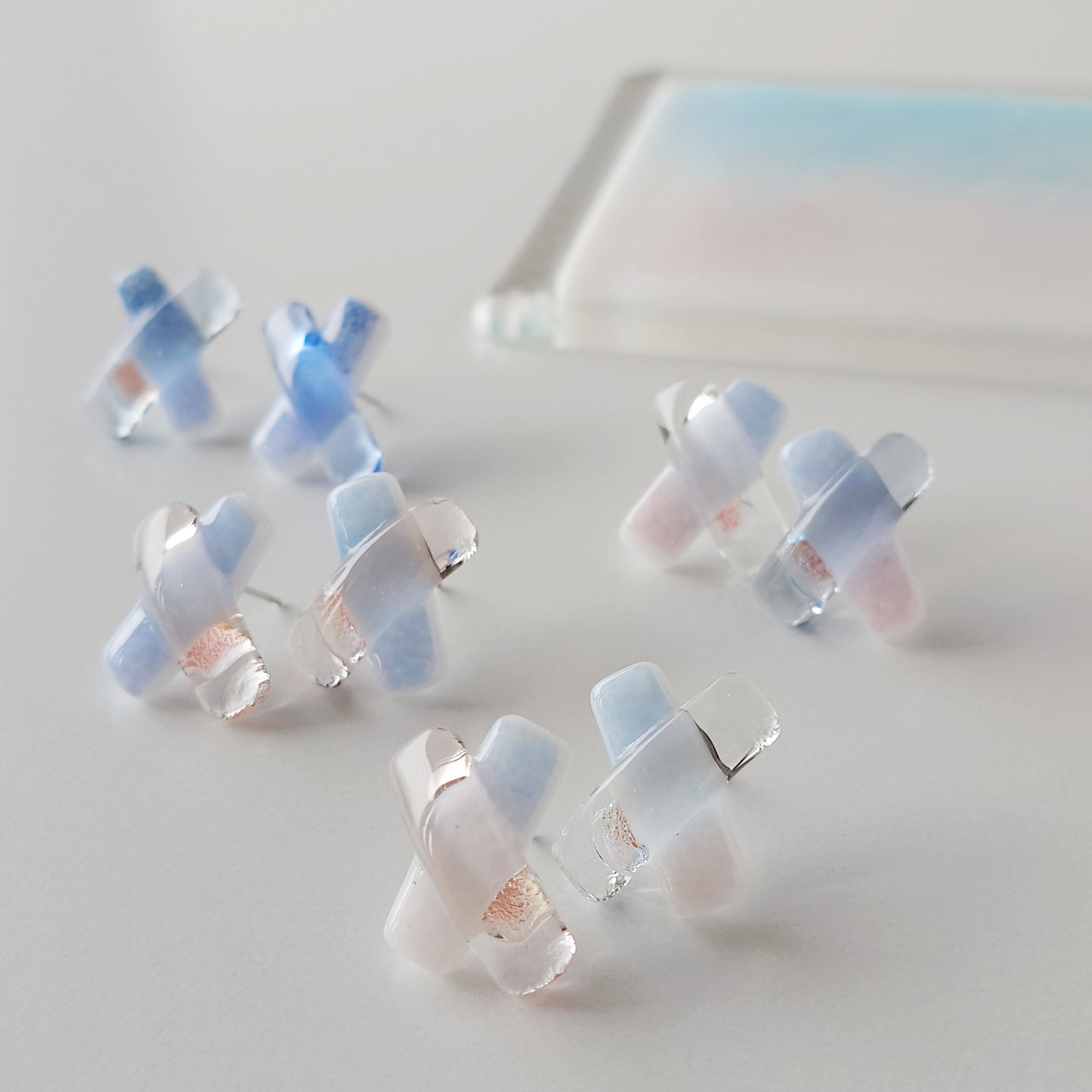 空色ガラスのクロスピアス