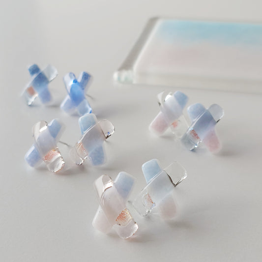 空色ガラスのクロスピアス
