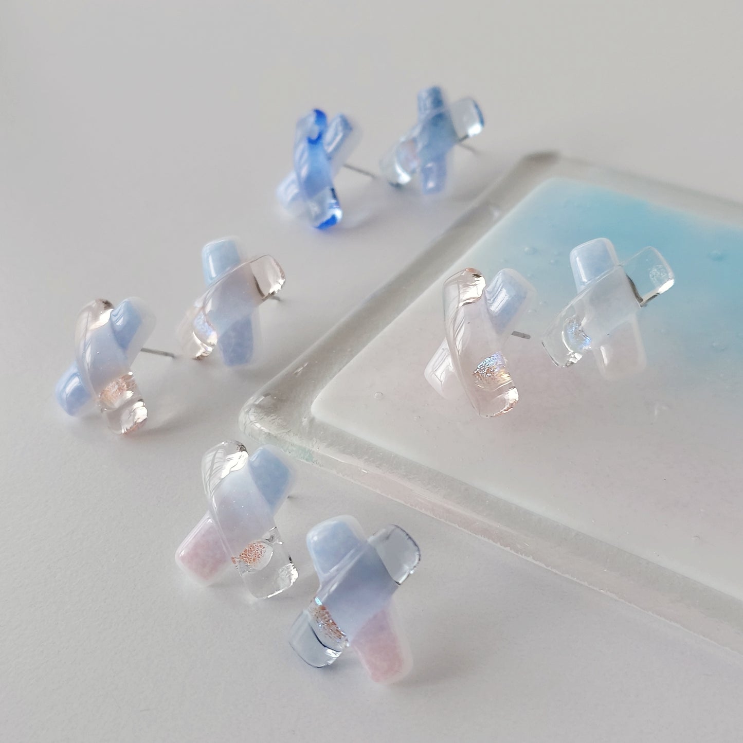 空色ガラスのクロスピアス