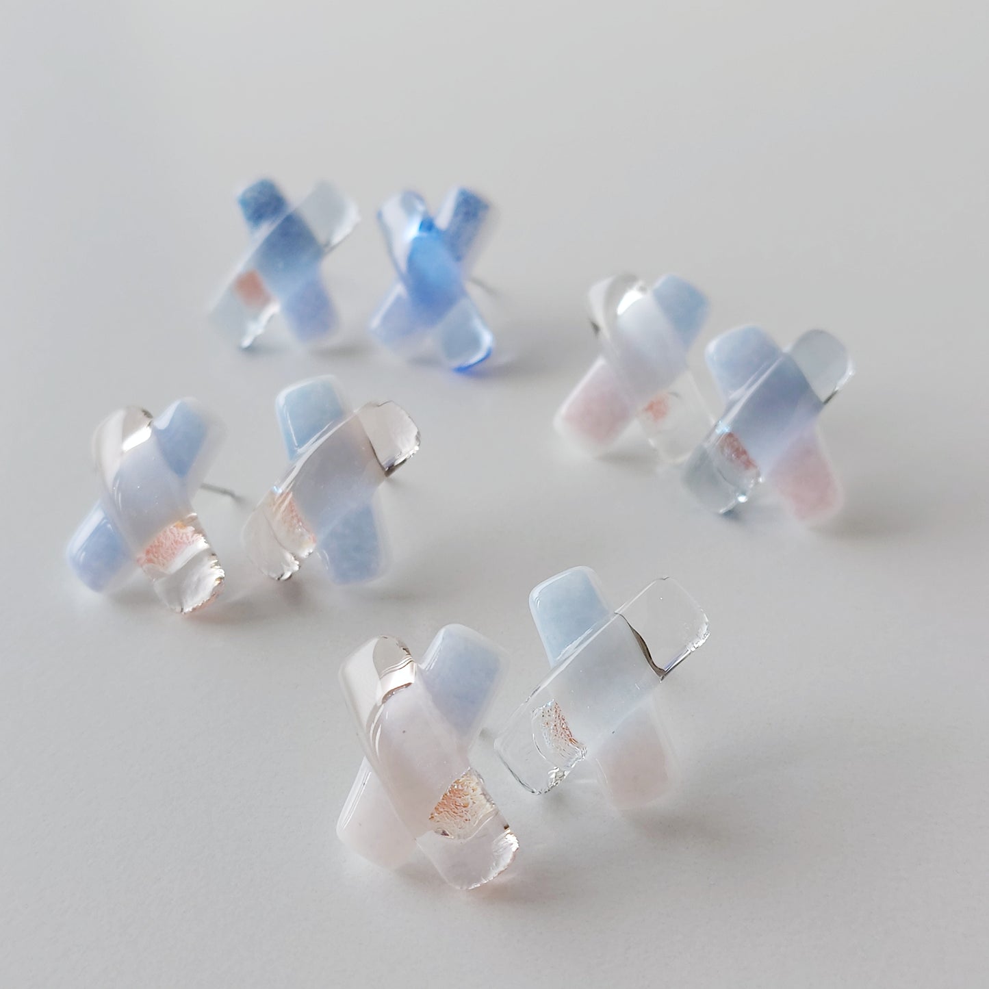 空色ガラスのクロスピアス