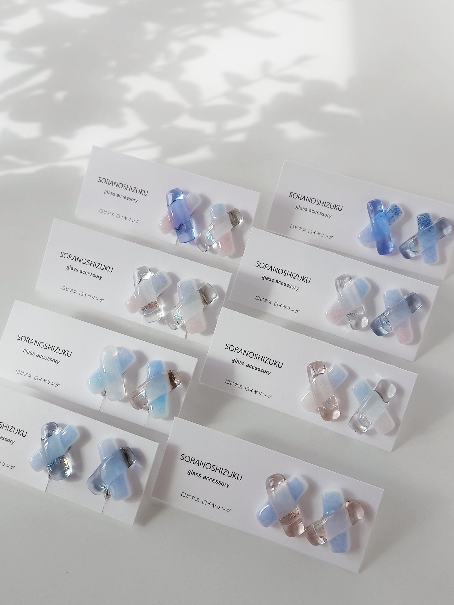 空色ガラスのクロスピアス