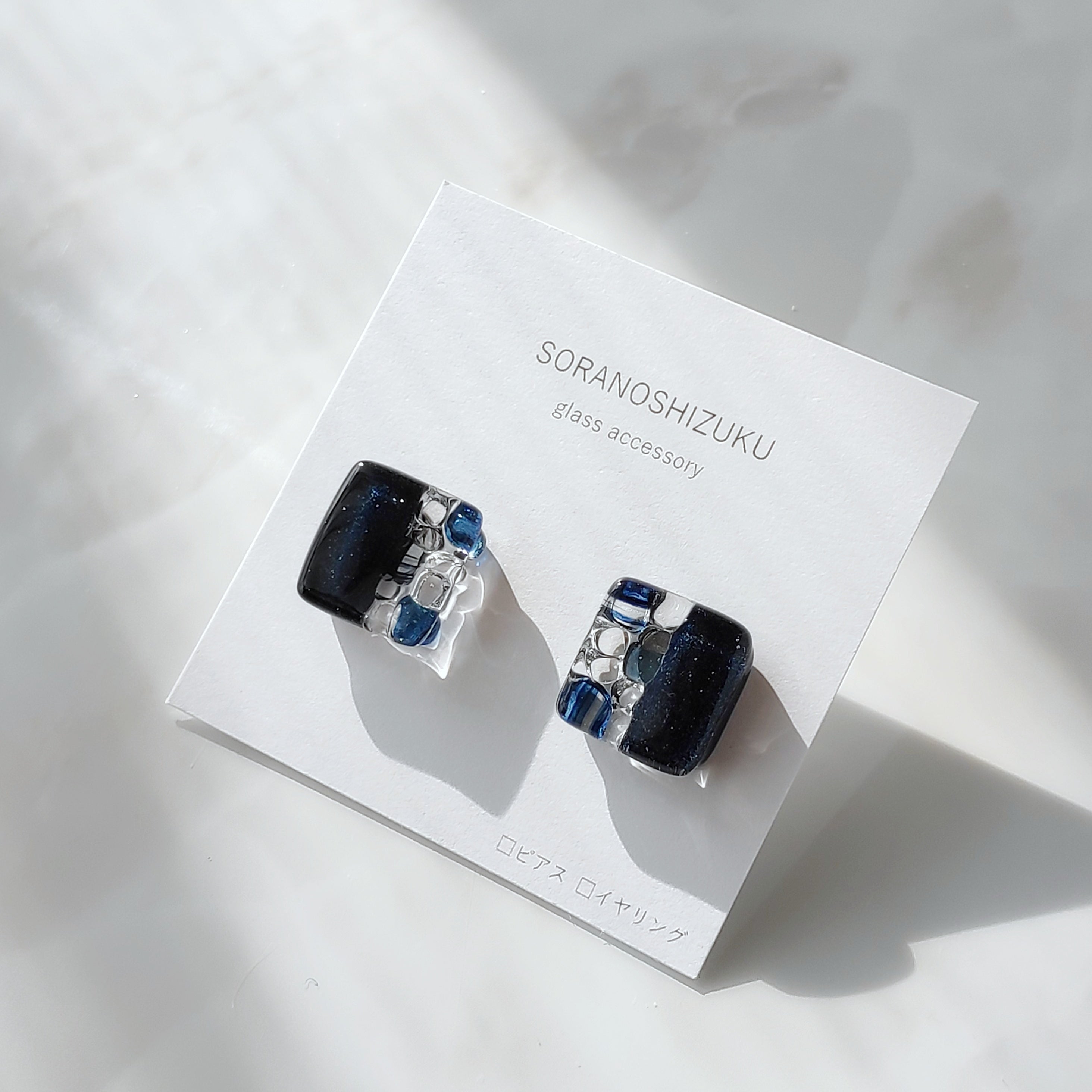 夜空』キラキラガラスのピアス / イヤリング square – 宙フェス夜市