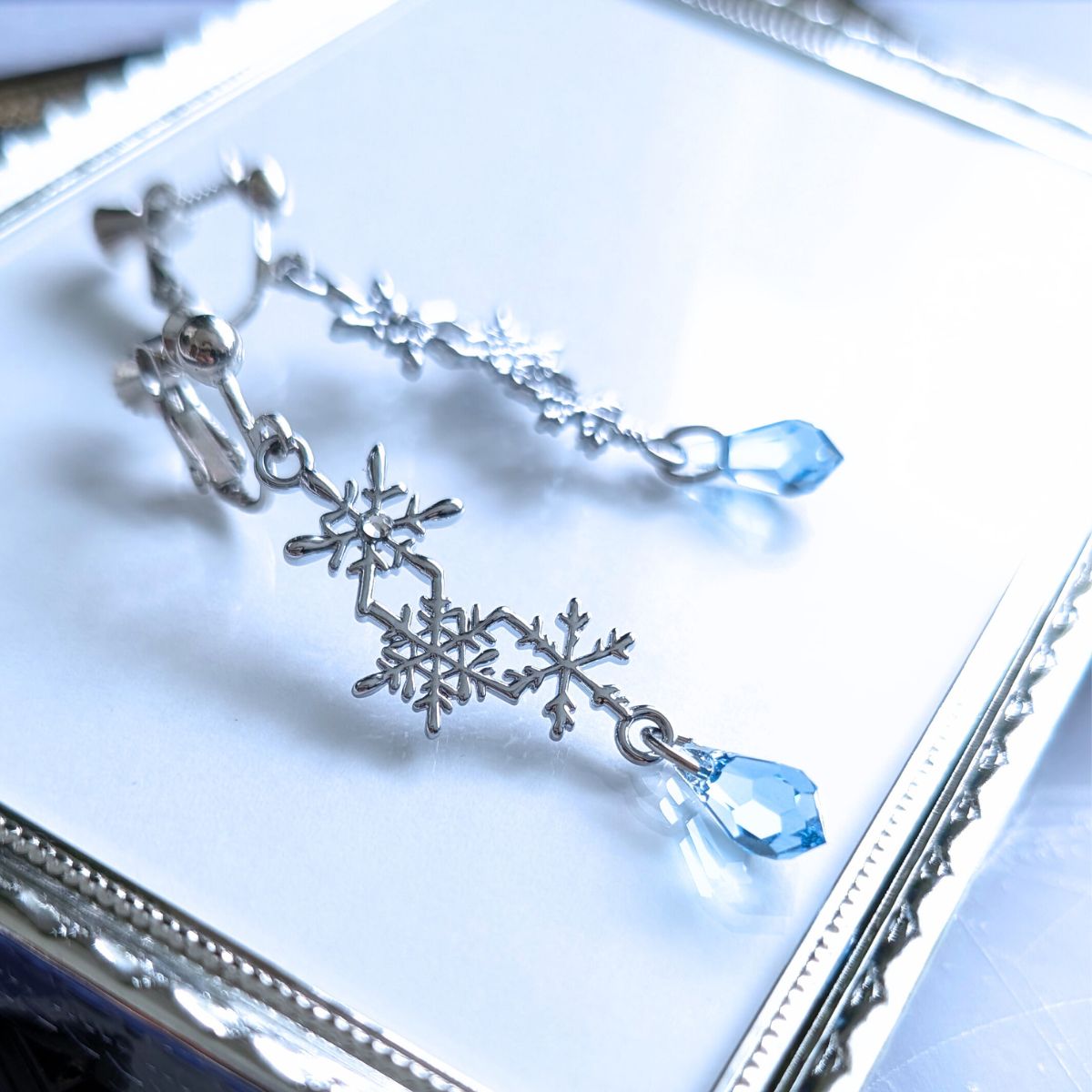 雪染めの夜空　耳飾り