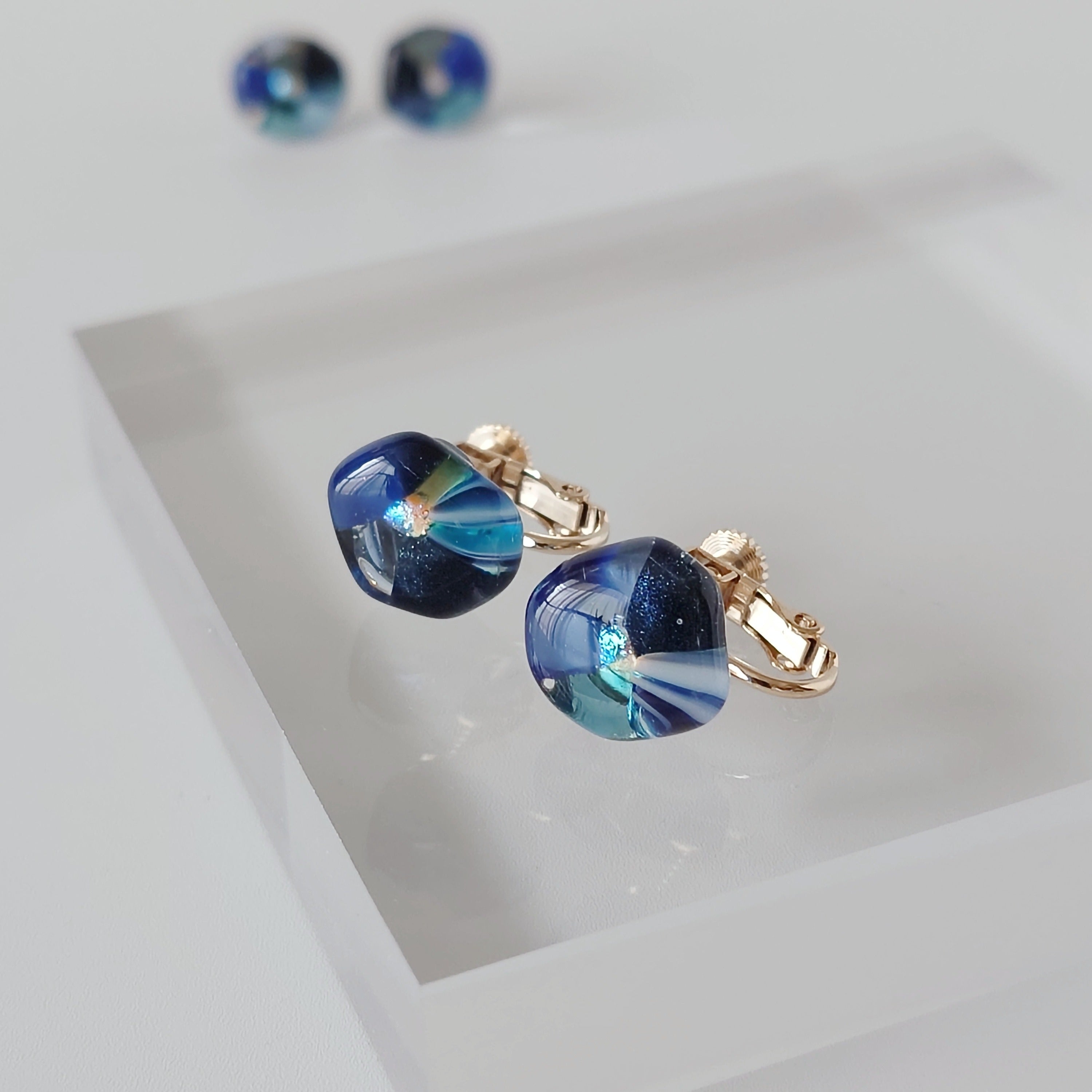 【425】ガラスドームと蝶々のピアス／イヤリング ／スターフラワー mystic purple 紫陽花とモルフォ蝶のガラスドーム ピアス/イヤリング