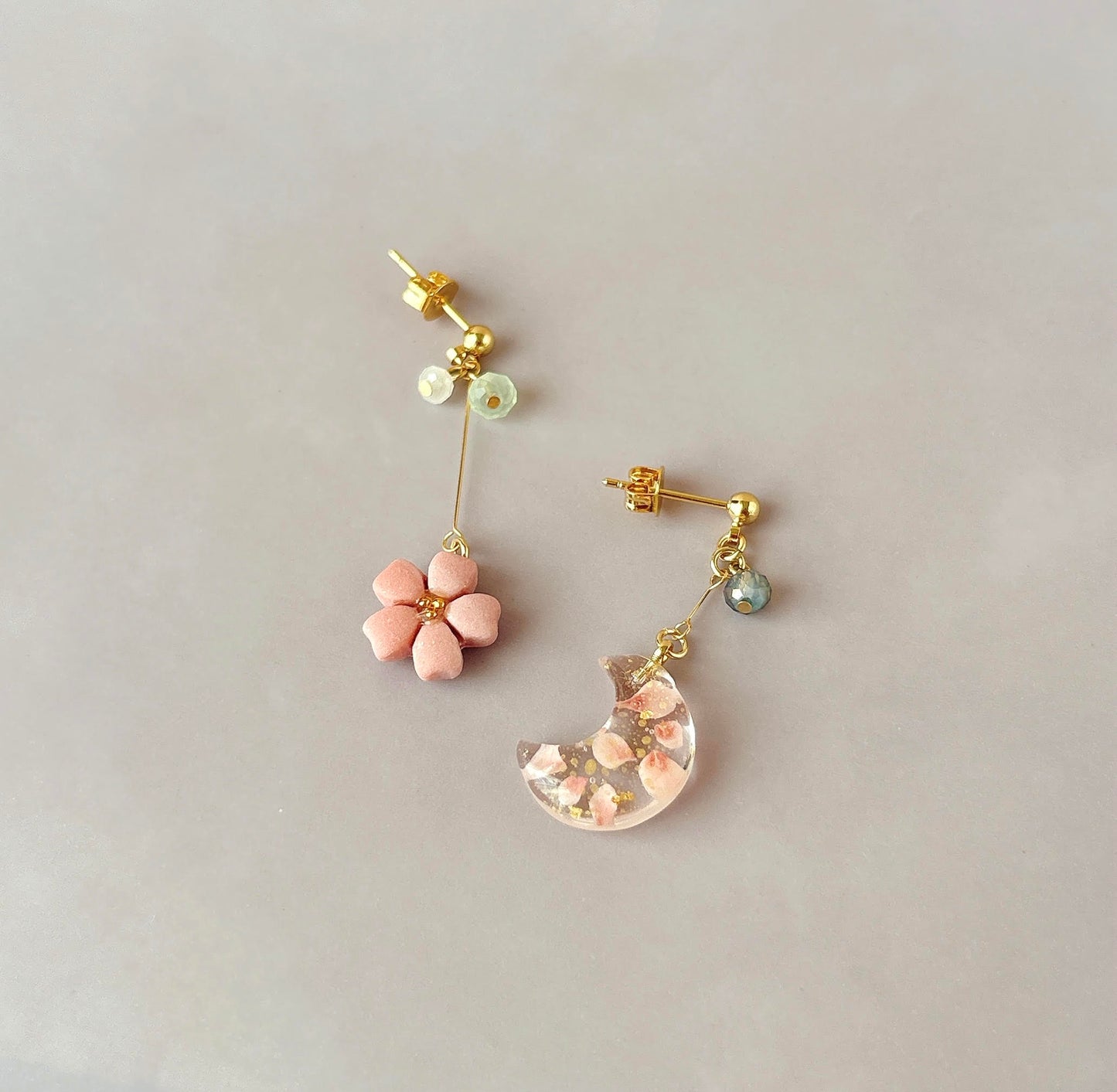 月に浮かぶ桜