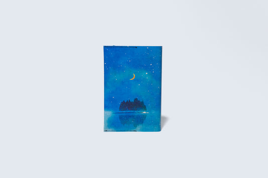 夜の湖に浮かぶ、月と森を描いた、文庫サイズのブックカバー