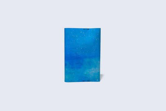 夜の湖に浮かぶ、月と森を描いた、文庫サイズのブックカバー