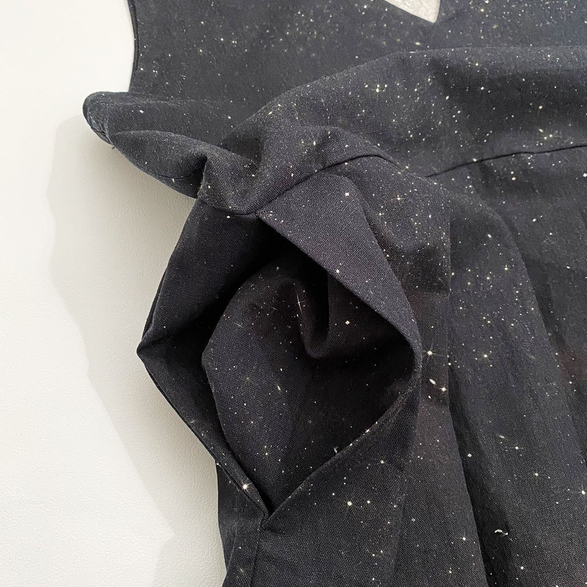 夜空を着飾る 流星BLACK柄/Vネックジャンパースカート ワンピース