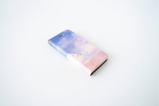 【スマホケース】ピンク色の雲と湖の、手帳型スマホケース